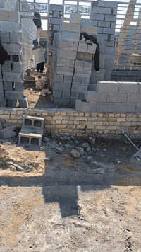 السلام عليكم يوجد لدينا بيوت على الشارع الرئيسي شارع سيد عوده  العنوان بغداد مدينة الصدر الحميدية شارع سيد الاتصال ***********
