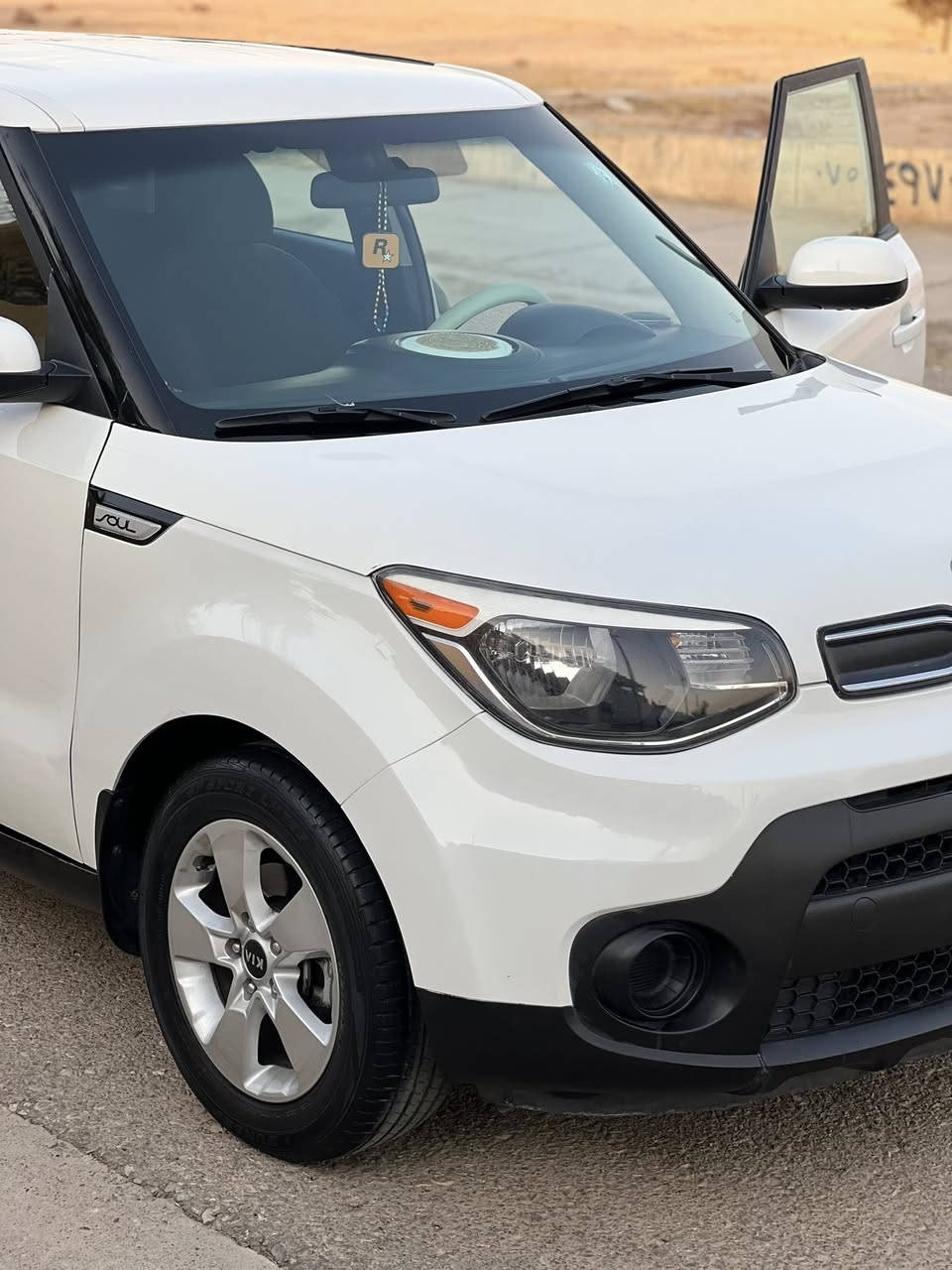 سلام عليكم كيا صول للبيع موديل 2019 امريكي بيها قطعتين باب وجاملغ سيارة جديدة بمعنى الكلمة هزة وسنوية وارقام كلة جديد تحويل ثاني غرامات صفر رقم بغداد مواصفات السيار فول تحكم ستيرن شاشة جبير كامرة خلفية 3 انضمة قيادة نورمال/ايكو/سبورت محرك 1600 دوش ماشية 36 الف حقيقي سعر السيارة 127 وبيها مجال للطيبين رقم ***********
