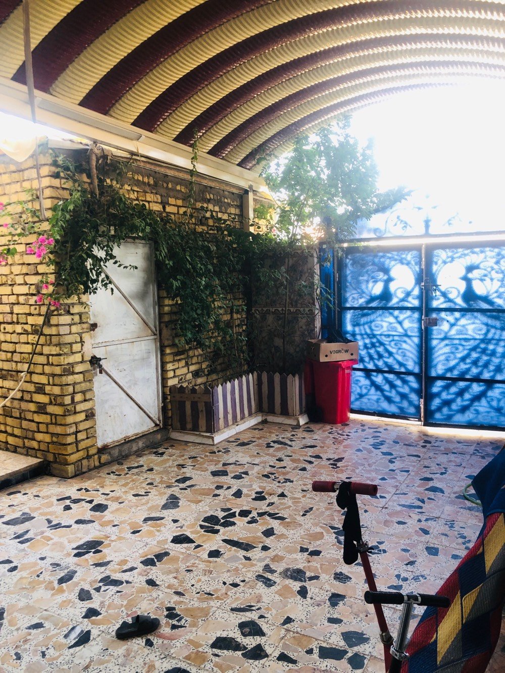 بيت للبيع مساحه 200 متر الطابق الاول يحتوي على (استقبال ،مطبخ +مطبخ حراري، غرف نوم عدد 2 ، صاله وحمامات داخليه وخارجيه ،مخزن+محل)
الطابق الثاني يحتوي على 
(غرف نوم عدد 4 ،صاله،حمام ، بلكونه جميله)
مكان المنزل ميسان حي الامام صادق للستفسار اتصل على هذا رقم*********** متواجد خط + واتساب