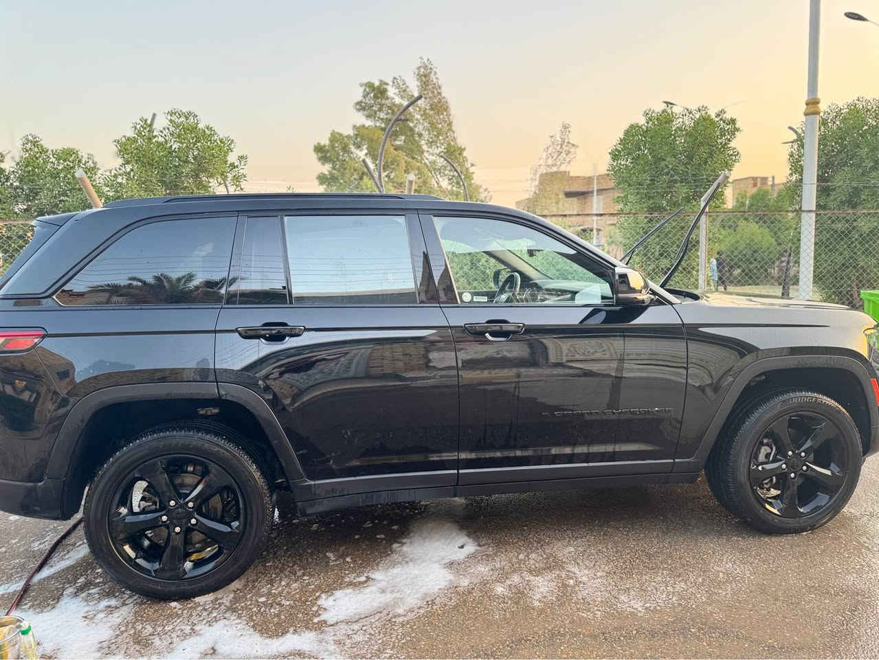 جيب فئة بلاك توب الشكل الجديد
موديل 2023
حجم المحرك V6 3.6L 
مااشيه 37
رقم بغداد 
مفتاح التشغيل بصمة 
تشغيل عن بعد 
قماره حديد
فتح الصندوق كهرباء 
 دفع رباعي 4WD
اريل نفكيتر 
رادار 
مانع تصادم
 تحديد المسار
نظام الرؤية الليلية
رادار امامي
حساسات خلفية 
لايت زينون + LED 
بك لايت LED 
ويل كب 20
4 دسك
حساسات ضغط الاطارات 
اشارة في المرايا الجانبية 
النقطة العمياء
كير ماوس 
هاند بريك كهرباء 
شاشة Apple Car play 
كاميرا دوارة 
ناره الداخلية LED 
مقود جلد  ومخمل 
شفتات مقود 
مثبت السرعة Cruise 
المودات والاوامر الصوتية 
شاحن هاتف Wireless 
مخرج منفذ الطاقة 
فحص نظام السيارة 
تتسع المقصورة ل 5 ركاب
المقعدالامامية كهرباء 
تدفئة المقاعد
قطعتين تبريد 
نظام مانع الانزلاق  
حاملات الأكواب 
تدفئه بالستيرن
اشاير بالمرايات 
رقم بغداد
السعر 280وبيه مجال
مكان السيارة ناصريه المركز
صور الحادث مرفقه بالمنشور تبديل مدكر فقط وشويه صبغ بالقرب من قبق البانزين

***********
