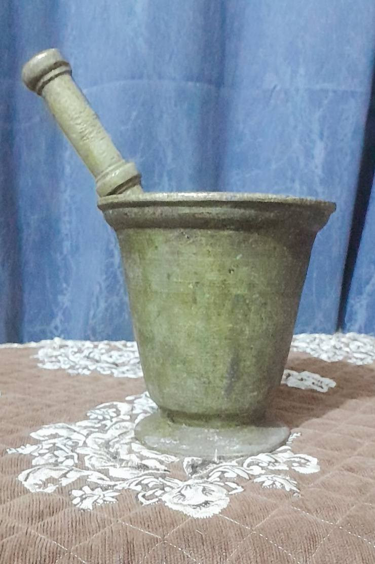 هاونات بغداديات قديمات واحد عندة اذانات  ارتفاع واحد 19والثاني تقريبا 18ونص 

***********
