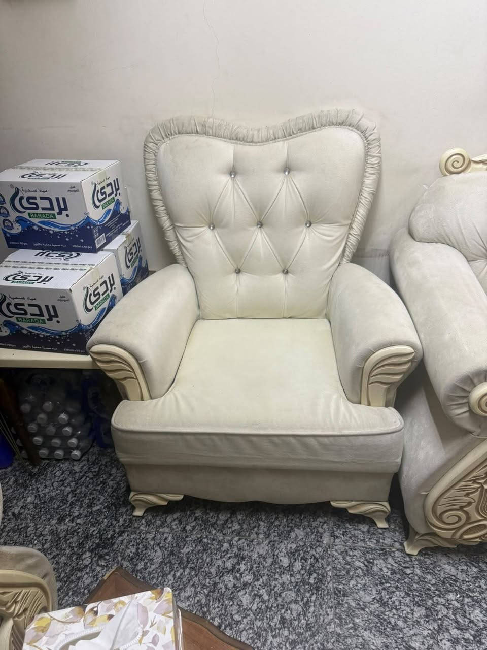 سلام عليكم...للبيع قنفات(10مقاعد) ضخم اللون ابيض السعر 250وبي مجال العنوان بغداد السيدية(***********)
