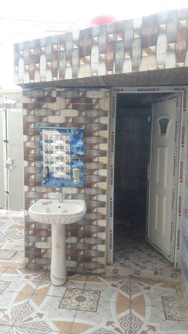 بيت للبيع البستنه حي المعلمين 
المساحه 250 الطابق الاول غرفتين
5*4 استقبال 8*4 مطبخ 5*4 هول 8*4
الطابق الثاني غرفه 5*4 +حمام 
البيت طابو زراعي سند 25 
السعر 110 مجال بسيط 
الاتصال ع الرقم ***********
