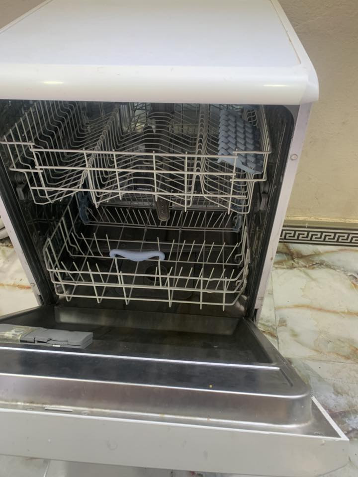 السلام عليكم غسالة صحون للبيع نوع بيكو خمس برامج نظيفة السعر 100 الف رمادي التاميم ***********  وتساب
