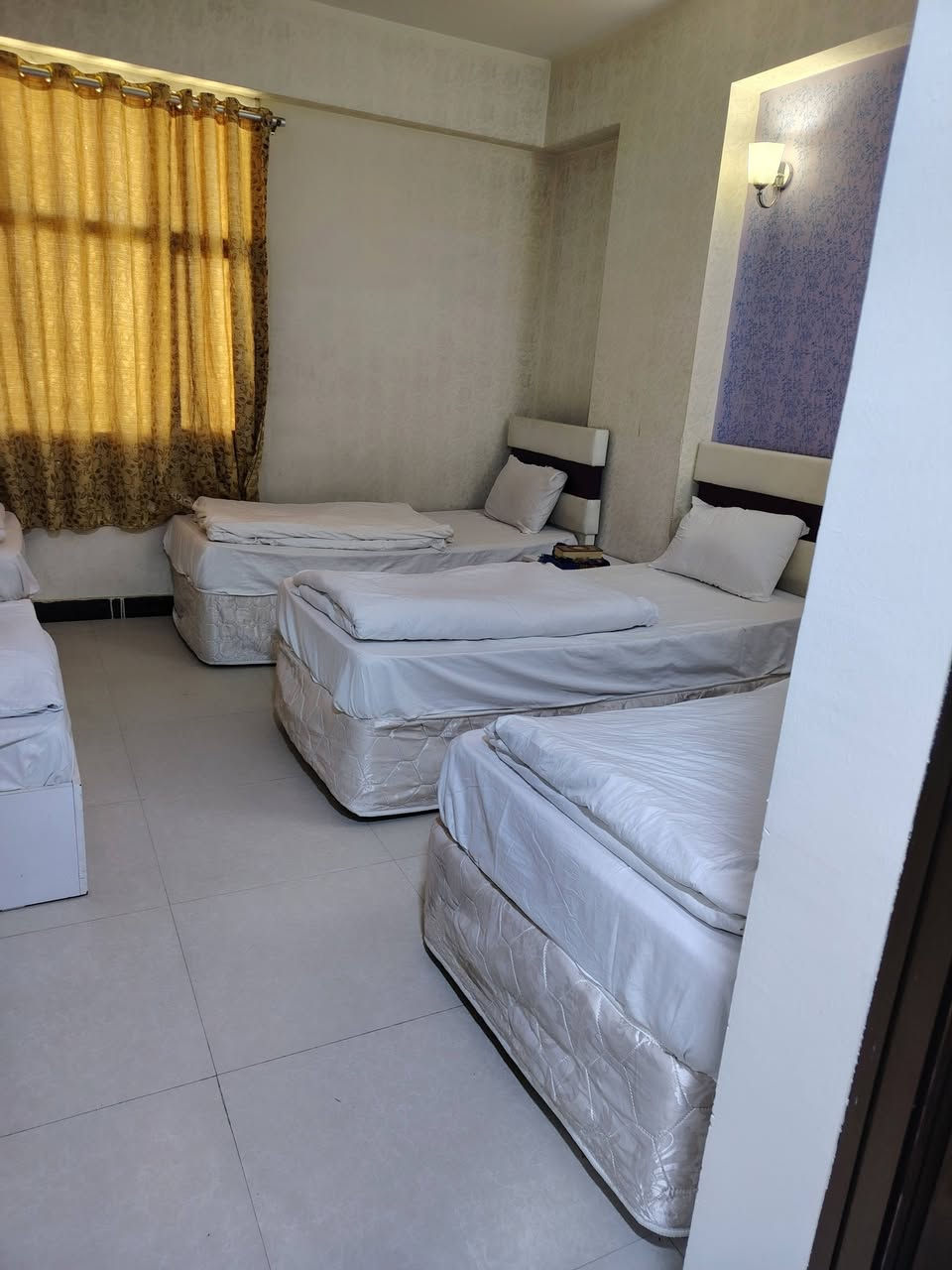 السلام عليكم
تتشرف إداره وفندق ضيوف الحمزه ب استقبال الزائرين الكرام طيله ايام الأسبوع وبانسب الأسعار
الموقع كربلاء باب السلالمه قرب فندق سفير كربلاء
للحجز والاستفسار التواصل على الرقم ***********
