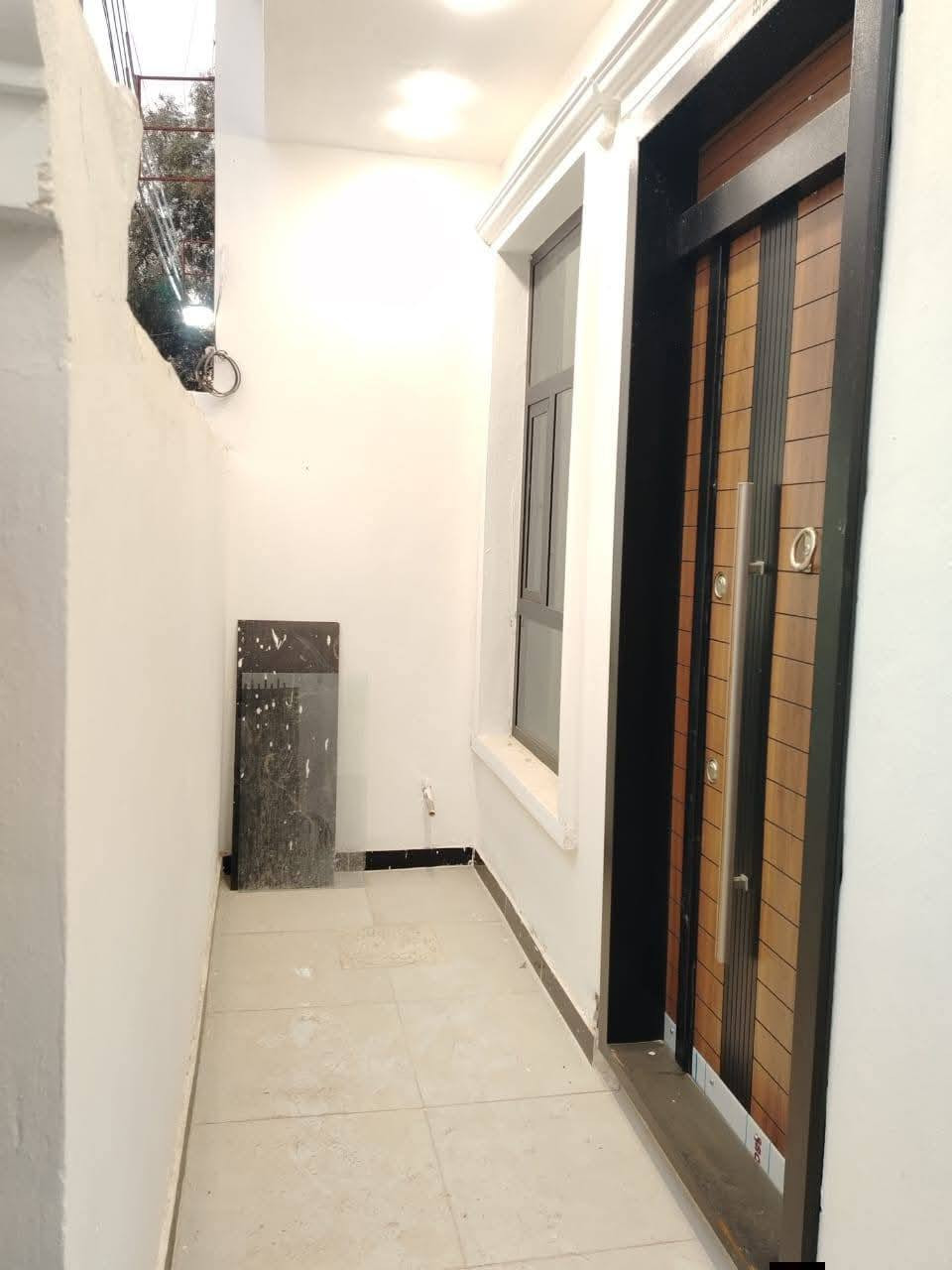 #لدينا_دار_للبيع مساحه 100 متر واجهه 6 وربع ونزال 16 طابو زراعي سند 25 قرار محكمه البيت يحتوي على3 غرف نوم وصاله وستقبال ومطبخ  العنوان بغداد الدورة مدخل البوعيثه مجمع الحليم 
هاتف ***********
***********
