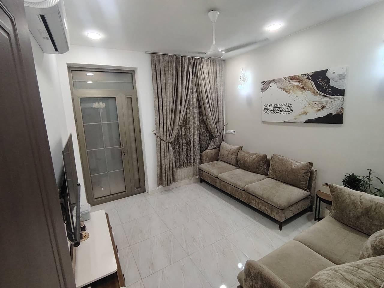 دار للبيع مساحة ٥٦ متر
مجاور شارع علي الفريجي بناء ٢٠٢٥ 
الطابق الارضي (هول +درج +مساحه درج+حمام+منور+مطبخ)
الطابق الاول (غرفه نوم كبيره + حمام+منور+غرفه نوم)
الطابق الثاني (بيتونه كبيره تحتوي على لاندري ومغسله + سطح امامي +سطح خلفي)
جميع الانابيب والكهربائيات وبواري السبالت وتسليك الكامرات والنت والساحبات دفن 
الارضيه بورسلين 
الاناره دفن + الغربيات تعليك مع المغاسل 
للاستفسار ***********
