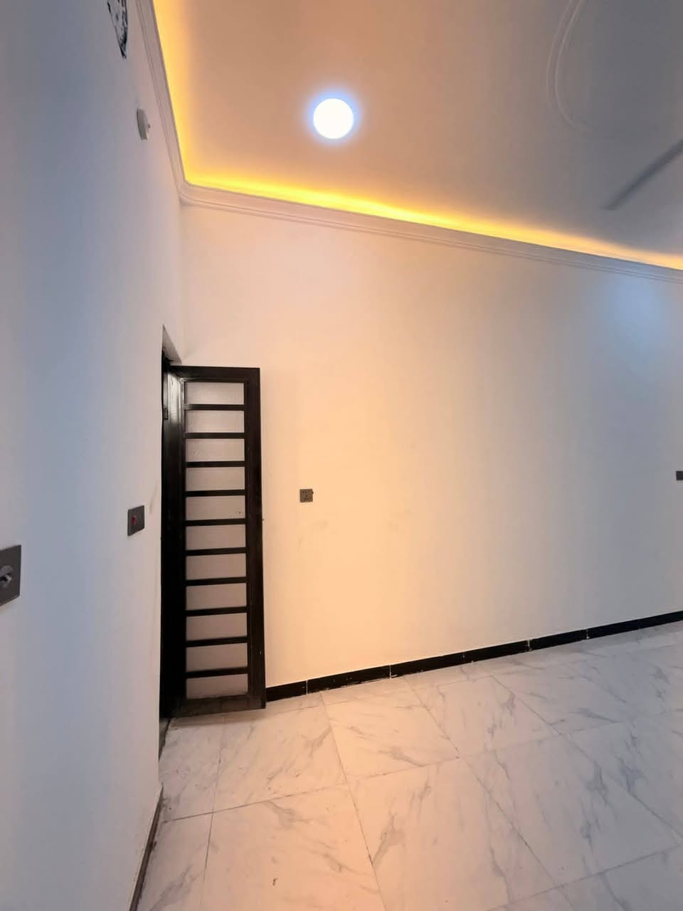 #اسعد_الله_أوقاتكم_بكل_خير👋⁉️

دارين  سكن للبيع ⛪️ بسعر بلاش 
بيوت حلوه مرتبه 

#مساحت كل بيت 150متر  بناء حديث بعده بل جيس

#يحتوي البيت على غرفتين نوم 
و ديوان 
و صاله 
و مطبخ 
و صحيات داخلي و خارجي و كراج سياره 
بيت كلش مرتب 

كافه الخدمات متوفره 

#جنس_العقار :: طابو صرف زراعي بأسم عراقي سند ٢٥ راعي لارض ساكن نفس المنطقه 

البيوت علا شارع تبليط 10 متر 🛣️

#العنوان ابو الخصيب  شارع ابو كوصره 
يبعد عن شارع ابو كوصره 20 متر

سعر كل بيت 90مليون  و بي مجال 
#للاستفسار الاتصال على الهاتف 📞📳
📳((***********
