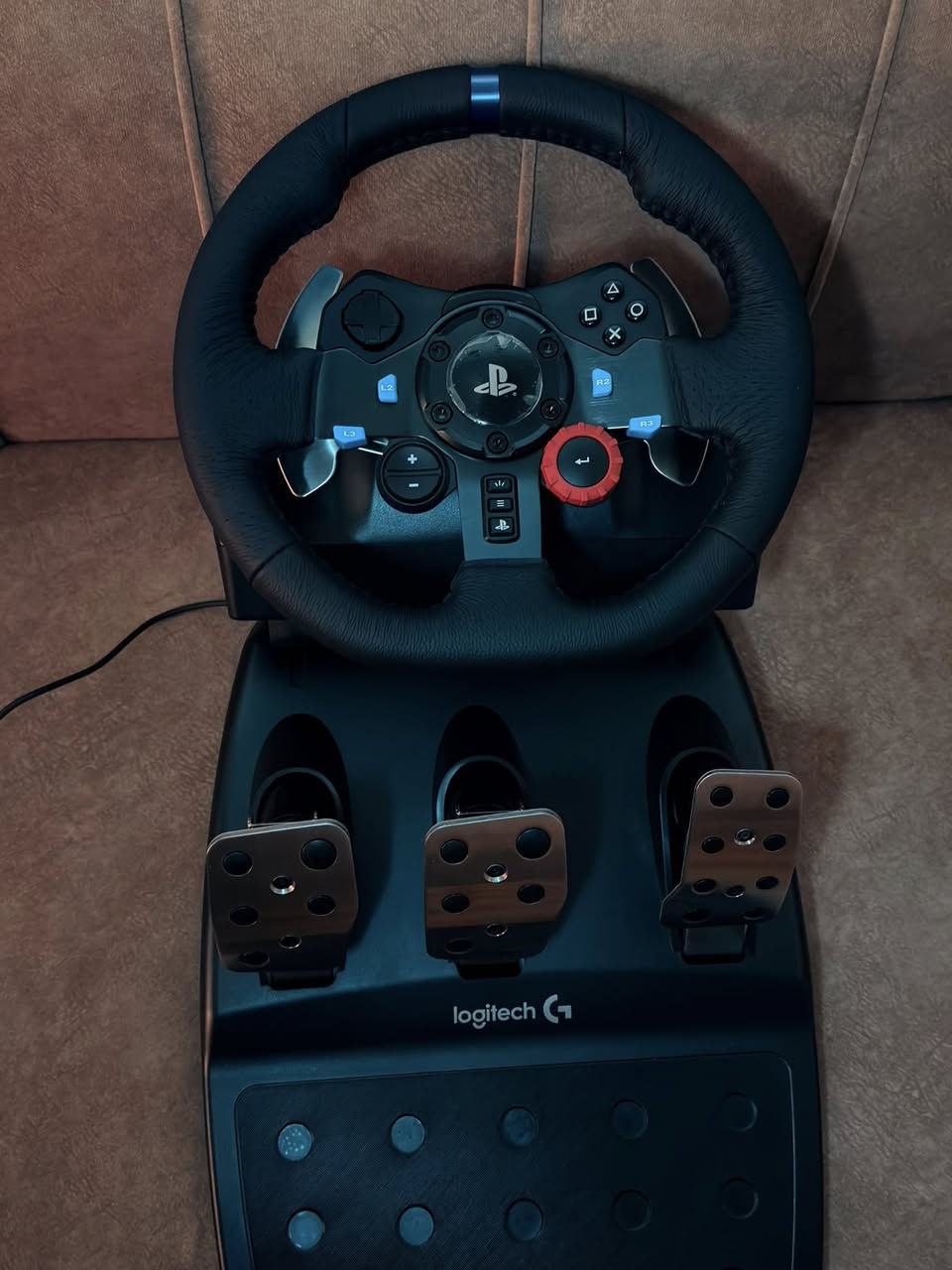 للبيع: دركسون Logitech G29 (جديد زيرو)
🏎️ للبيع: دركسون Logitech G29 (جديد زيرو)
السلام عليكم شباب..
عندي دركسون Logitech G29 Driving Force للبيع، الجهاز غني عن التعريف لمحبي المحاكاة والسباقات (هجولة، فورزا، يورو تراك).
📝 تفاصيل الجهاز:
• الحالة: جديد زيرو، فقط مفتوح من الكرتونة للتأكد من المحتويات (بعده بليبلاته).
• الملحقات: الكرتونة كاملة مع المقود (الستيرن)، الدواسات (البريك والبنزين)، وكل الوايرات الأصلية.
• التوافق: يشتغل على PS5, PS4, PC.
⚙️ المميزات:
• نظام Force Feedback بمحركين (تحس بكل رجمة وطسة بالشارع).
• جلد أصلي وخياطة يدوية، ملمس فخم جداً.
• عتلات تبديل نمرة (شفتات) خلف المقود.
💰 السعر: [250 الف]
📍 المكان: [اربيل]
🚚 التوصيل: [يوجد توصيل / أو الاستلام مباشر]
للتواصل: راسلني على الخاص أو اتصل على الرقم: [***********]
