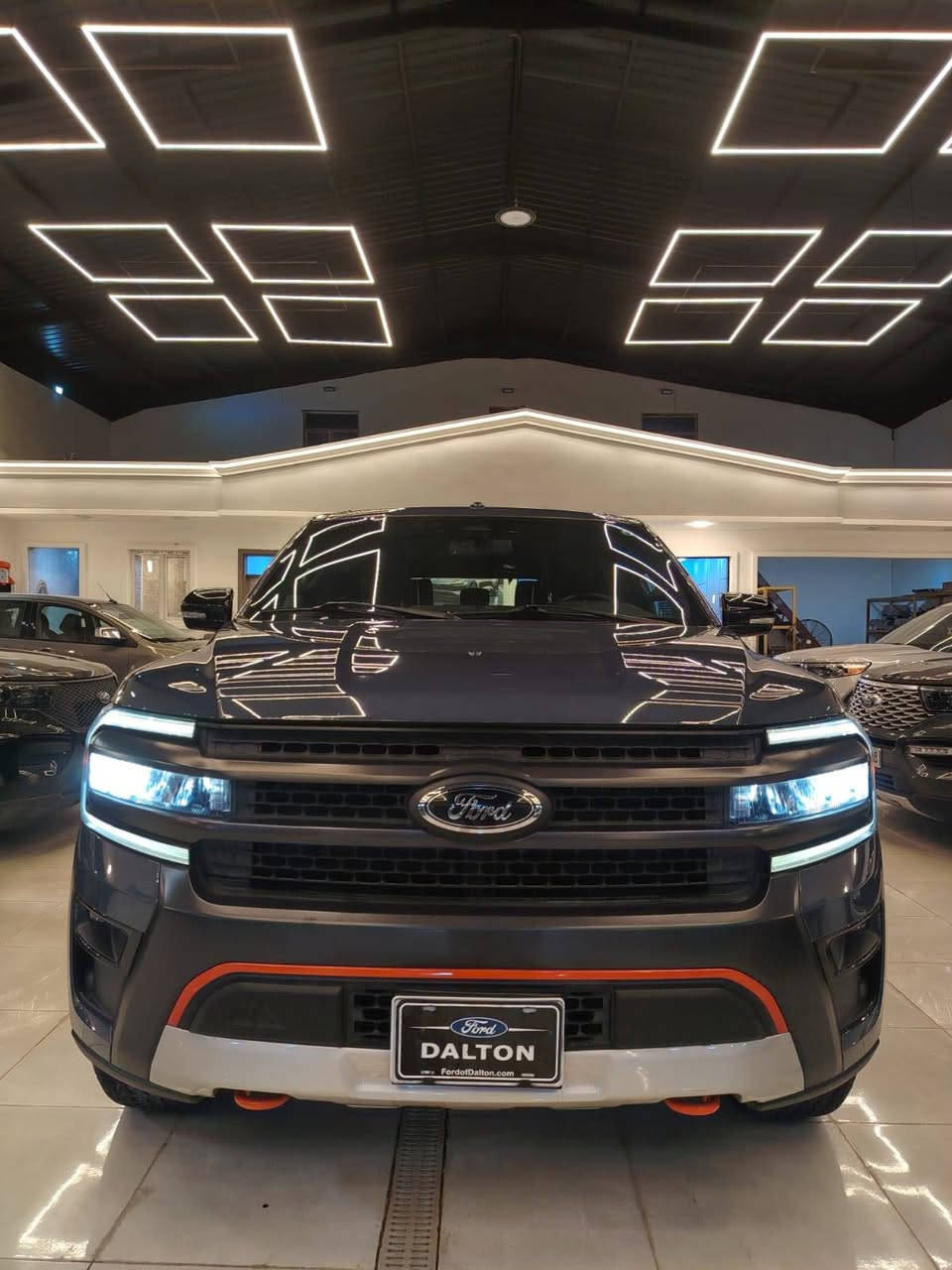 تعتبر فئة تيمبرلاين (Timberline) هي النسخة المخصصة للطرق الوعرة (Off-Road) من فورد إكسبدشن، وتتميز بمزيج بين القوة الهائلة للمحرك والجهوزية العالية للتضاريس الصعبة.
من معرض بلاتينيوم لتجارة السيارات اقدم لكم تحفة خليجيه وكالة القاصد تحت الضمان
فورد اكسبديشن ٢٠٢٣ البترة بسعر مغري
مغلفه ppf 
ممشى ٣٩٠٠٠ فئة تمبر لاين اوف رود من النسخ النادرة 
​المحرك: 6 سلندر (V6) سعة 3.5 لتر ذو شاحن توربيني مزدوج (EcoBoost)، وهو من فئة High-Output عالية الأداء.
​القوة والعزم: يولد قوة 440 حصان وعزم دوران 705 نيوتن متر (أقوى من الفئات القياسية).
​ناقل الحركة: أوتوماتيكي من 10 سرعات (SelectShift).
​نظام الدفع: دفع رباعي (4WD) مع علبة تحويل بسرعتين (دبل خفيف وثقيل) ونظام تفاضل خلفي إلكتروني محدود الانزلاق (eLSD).
​التجهيزات الخاصة بالطرق الوعرة
​الارتفاع عن الأرض: نظام تعليق مرتفع وخاص بالطرق الوعرة يمنح السيارة خلوصاً أرضياً مميزاً (حوالي 10.6 إنش).
​الإطارات والعجلات: جنوط ألمنيوم قياس 18 إنش بلون أسود داكن (Ebony Black)، مجهزة بإطارات "جودير رانجلر" مقاس 33 إنش مخصصة لجميع التضاريس.
​الحماية السفلية: ألواح حماية سفلية (Skid Plates) متينة مستوحاة من فورد رابتر لحماية المحرك وأجزاء السيارة السفلى. فولاذ
​الأنظمة المساعدة: نظام إدارة التضاريس بـ 7 وضعيات قيادة، ونظام Trail Turn Assist للمساعدة في الالتفاف الضيق بالبر.
​التصميم الخارجي والداخلي
​اللمسات الخارجية: تتميز بشبك أمامي أسود فريد، وهوك سحب بلون برتقالي مميز (Active Orange)، مع إضاءة LED كاملة.
​المقصورة: تتسع لـ 7 أو 8 ركاب، وتأتي بمقاعد جلدية (أو مخمل فاخر مخصص) مع تطريزات باللون البرتقالي.
​التبريد (مهم للخليجي): مكيف هواء أوتوماتيكي ثلاثي المناطق عالي الكفاءة يغطي الصفوف الثلاثة، بالإضافة إلى توفر ثلاجة وسيطة في الكونسول الوسطي.
​التقنيات والأمان
​الشاشات: شاشة ترفيه وسطية ضخمة تعمل باللمس قياس 12 إنش (أو 15.5 إنش في الفئات الأعلى الفاخرة) بنظام SYNC 4، مع شاشة عدادات رقمية بالكامل.
​النظام الصوتي: نظام فاخر من Bang & Olufsen (B&O).
​السلامة: نظام كشف النقاط العمياء مع دعم المقطورة، رادار ومثبت سرعة متكيف، كاميرات محيطية 360 درجة، ونظام المحافظة على المسار.
تعتبر فئة تيمبرلاين (Timberline) هي النسخة المخصصة للطرق الوعرة (Off-Road) من فورد إكسبدشن، وتتميز بمزيج بين القوة الهائلة للمحرك والجهوزية العالية للتضاريس الصعبة.
بصمه وتشغيل عن بعد 
كشنات ميموري
١٢ منفذ شحن ٨ راكب 
للاستفسار 
*********** سيف الحسني
لمعرفة السعر اكتب تم
