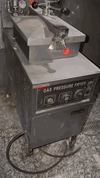 للبيع سعر 900وبيها مجال ***********
