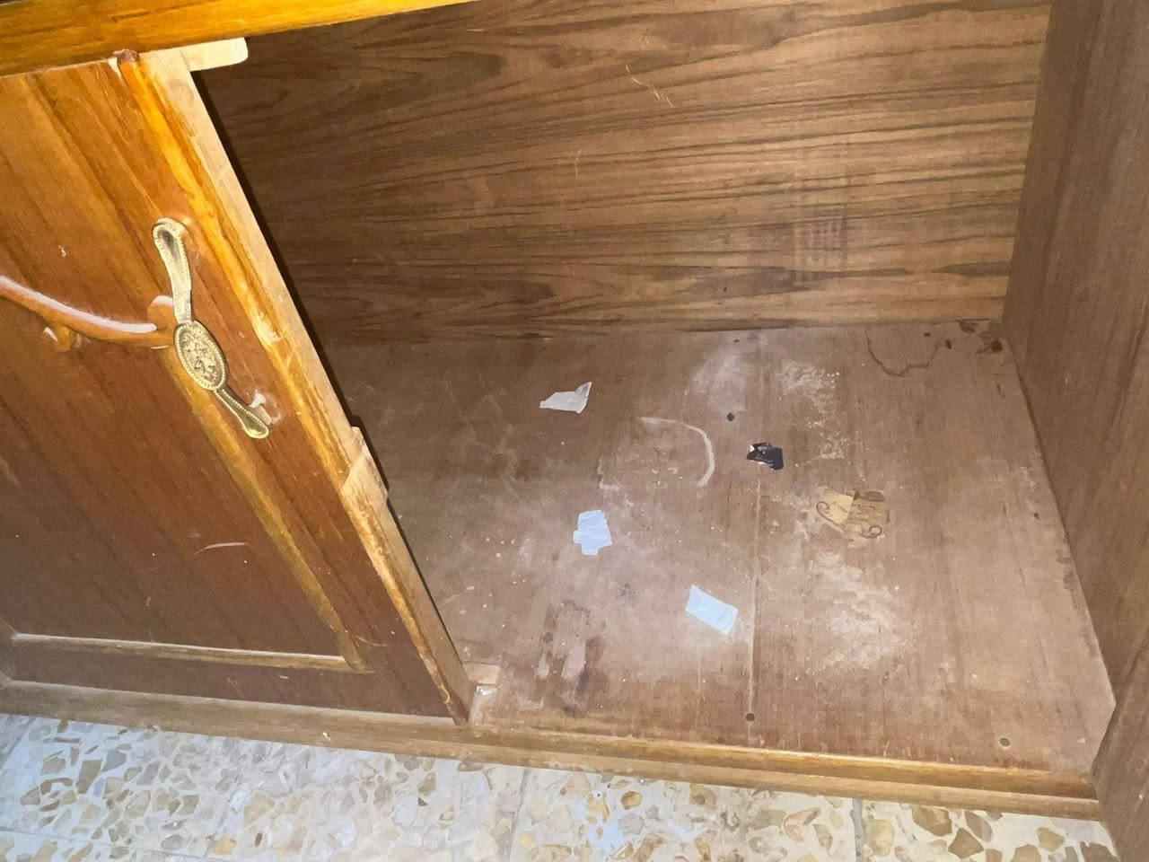 السلام عليكم 
للبيع مكتبه أو معرض نظيفه وخشبها صاج تزگام اصلي 
للاستفسار مازنجر أو ع رقم الهاتف ***********
