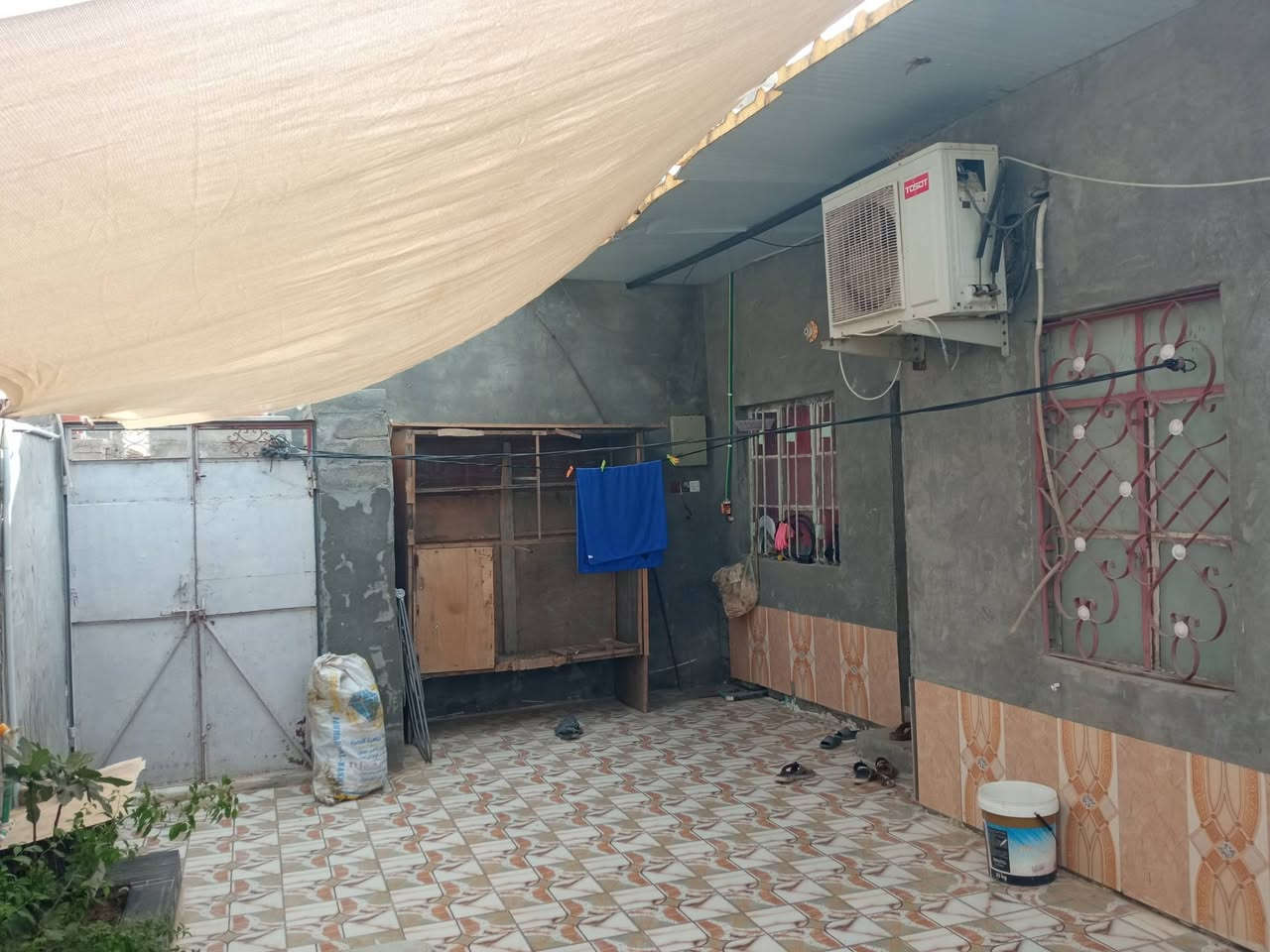 بيت للبيع مساحه 135 متر زراعي. منطقه توانس تعبر جسر الجديد وقريب عليك عسوك  عمود 371   بعد لمحقات عندك غرفتين ومطبخ ستقبال بصوره بعدهي ماكامله .لبيت سندويج سعره مناسب 25 مليون وبيت مرتب  *********** تحياتي بي واتساب
