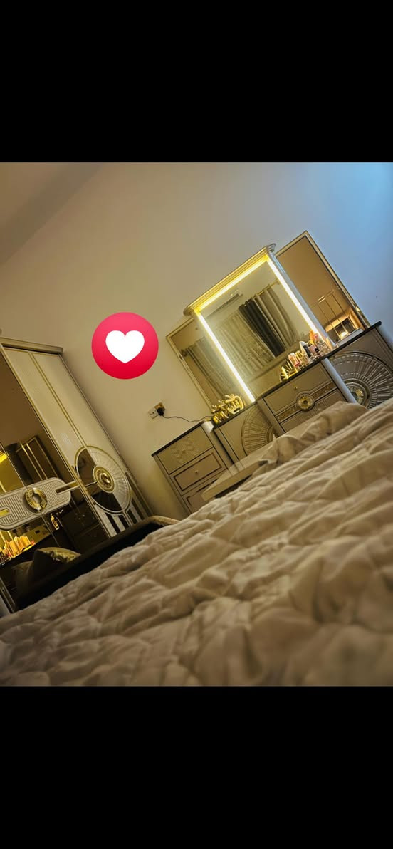 جربايه وميز امرايه ومرايه وكنتور وملحق وميز تلفزيون استعمال سنة وحده بعدها جديده بيع مستعجل الاستفسار ***********
