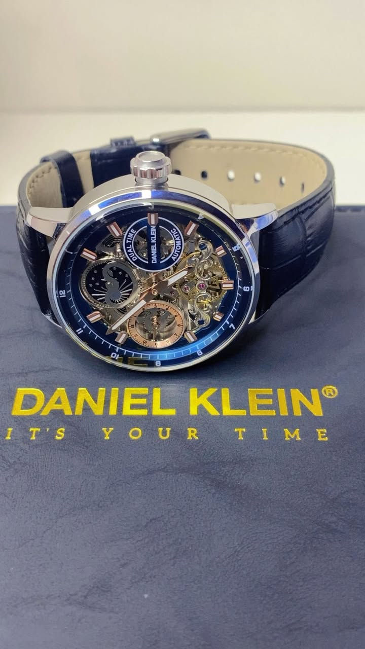 ⌚ قطعة نادرة لهواة الفخامة والإصدارات المحدودة ✨
ساعة رجالية أنيقة من العلامة العالمية Daniel Klein

بتصميم Skeleton الأوتوماتيكي الذي يكشف روعة الماكينة الداخلية بكل تفاصيلها.

🌍 إصدار محدود حول العالم

🔢 رقم القطعة: 008 / 244 فقط

(من أوائل الأرقام المميزة في هذا الإصدار النادر)

مواصفات فاخرة:

• حركة أوتوماتيكية تعمل بدون بطارية

• تصميم Skeleton فاخر يبرز جمال الحركة الميكانيكية

• توقيت مزدوج Dual Time 

•نضام شمسي وقمري 

• هيكل ستانلس ستيل أنيق

• زجاج مقاوم للخدش

• سوار جلد أسود كلاسيكي راقٍ

• مقاومة ماء 5ATM

• ظهر شفاف يعكس فخامة التفاصيل الداخلية

📦 مع العلبة الأصلية الكاملة كاملة المرفقات 

💎 قطعة استثنائية لهواة التميز واقتناء الساعات المحدودة

✨ الرقم 008 يمنحها قيمة وجاذبية خاصة بين الإصدارات 

اي استفسار متواجد على النت او ع الخاص


**إذا كنت صاحب هذا الإعلان وتريد حذفه لأي سبب، رجاءا أرسل رسالة إلى الدعم الفني**