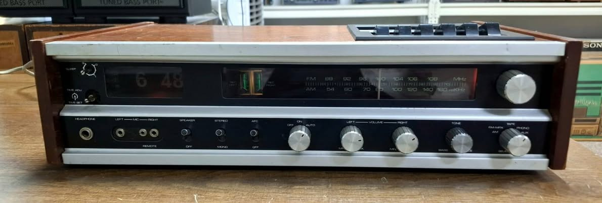 جهاز تحفه هو امبليفاير و هو كاسيت و راديو يعني مثل الرايزنك مجرد تربط سماعات وتستمتع بارقى صوت
ماركه ريكستون ألماني
بلادي نضافه كامله
سعر الجهاز ١٢٥ الف
يوجد توصيل كل المحافظات
محمد الآغا للصوتيات
***********
