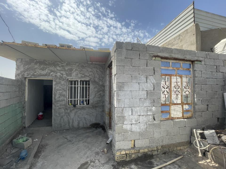 بيت ١٨٠ متر كامل فقط ديوانيه ينردله سقف كامل لبيت مرتب يتكون من غرفتين وصاله ومطبخ وديوانيه  مكانه الكرغوليه سايد الواحد قرب البزل سعره ٤٠ للستفسار *********** سيد منتضر
