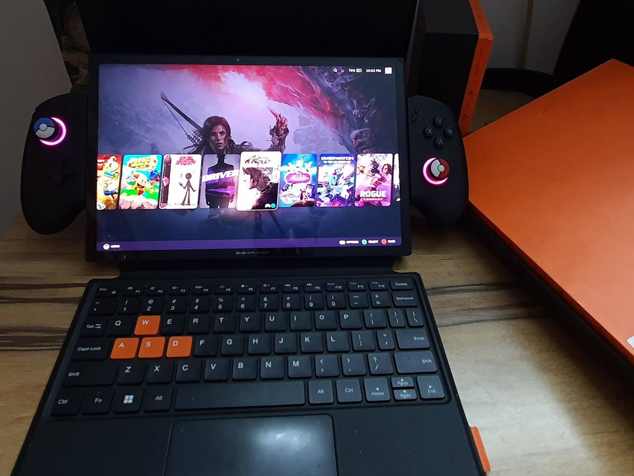 السلام عليكم 
عملاق اجهزه الكمينك المحموله الOnexplayer X1 pro 
الجهاز مع الكراتين مالته كامل مكمل بدون نقص 
نضافه عاليه بدون مشاكل
ياتي بالعتاد الخارق؛ 

شاشه هيه الاكبر حجم مقارنه مع كافه اجهزه ال  هاند هلد خارقه بدقه ال 2k+ معدل تحديث 144 الوان 100%SRGB 

معالج RYZEN 7-8845-/ 5.2GHZ BOOSTED 
اداء افضل بردوه اكبر استقرار اكثر 

رامات سعه 32GB ممتازه 
هارد 1TB سعه عملاقه 

بطاريه هيه الاكبر سعه و الاكثر استمرايه

اكثر بروده بالاستخدامات المكثفه الطويله المدى 

ملحقاته الكيبورد الدفتري القابل للفصل مع الجوستكات القابله للفصل  و كفر جلد 

تم تثبيت نضام لينكس ممتاز و جاهز و في داخله حساب بي موسوعه من الالعاب الجاهزه مثل
RESADINT EVIL 9 / PRAMGANTA 
وغيرهم 

السعر المطلوب مليون و ١٢٥ الف فقط 
علما سعر الجديد من موقع الشركه الرسمي هوه تقريبا
 مليون و ٧٥٠ الف دينار 

العنوان بغداد الشرطه الخامسه قرب البياع ويوجد توصيل ايضا 
للتواصل***********
