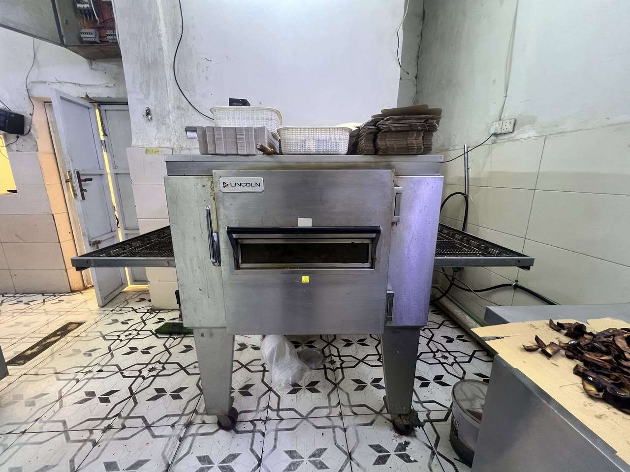 فرن بيتزا من ماركه lincoln سربس دوار توقيت +تحكم درجه الحراره مستعمل نضيف جداا شرط الفحص كامل مكفول من كلشي افحص واخذ مكان كربلاء *********** سعره 105$
