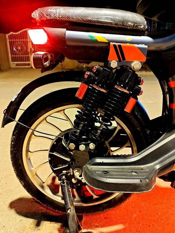 السلام عليكم 🌙✨
دراجة شحن للبيع 🏍️🛵
موديل 2025 جديدة 🆕

🔋 5 بطاريات ليثيوم داخليات، عدد تمشي 30 كيلو 🚀
📟 شاشة حاكية + سماعة MB3 بلوتوث 🎧📞
🚦 نظام Park 🅿️
👤 بصمة تقفيل + تفتيح + انذار + تشغيل عن بعد 🔐🔓
🏎️ سرعة 80 🚀
💡 لايت عدسة LED + ليلي + نهاري + 4 إشارات + هورن 🚨🔦

دراجة جديدة، تاخذها متخسر عليها شي ✨، الشاشة عليها لزكة ماشايـلها لهذا ما واضحة بالتصوير 📸. شاحنة أصلية وياها، بلاية مابدل شي 🔌✅.

تواصل وياي على خاص 💬📲
عنواني بابل 📍


**إذا كنت صاحب هذا الإعلان وتريد حذفه لأي سبب، رجاءا أرسل رسالة إلى الدعم الفني**