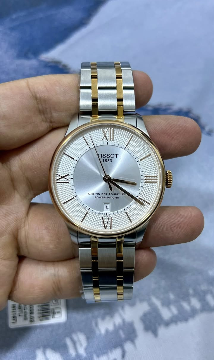 ساعة تجمع بين الأناقة الكلاسيكية والدقّة السويسرية، من طراز Tissot Chemin des Tourelles Powermatic 80.
تصميم راقٍ باللون الفضي والذهبي الوردي، وساعة تعمل بنظام أوتوماتيك بمحرك Powermatic 80 الذي يمنحك احتياط طاقة يصل إلى 80 ساعة 

 المواصفات:
 •  النظام: أوتوماتيك (Powermatic 80)
 •  اللون: سيلفر مع لمسات ذهبي وردي
 •  الهيكل والسوار: ستانلس ستيل ثنائي اللون
 • قطر الساعه : 42
 •  مقاومة للماء

 السعر: 600$
 للتواصل: عبر الخاص او واتس اب
***********
