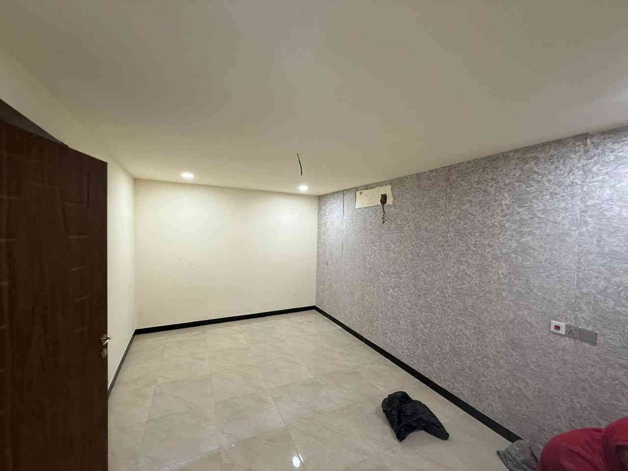 #للايجار______في______السيديه

بيت مساحه  70 متر يتكون من مدخلين 

وغرفتين  نوم مطبخ صاله خدمات صحيه عدد  2 وكراج

#الايجار مليون 

للاستفسار الاتصال على الارقام التاليه

***********

***********
