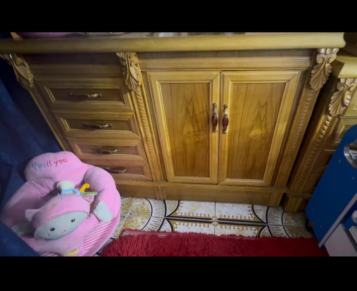 غرفة عراقية مستعملة شي قليل مابيهة اي كسر او ظربة خمس قطع الكنتور سلايت المكان بغداد حي اور السعر مليون ونص الرقم ***********
