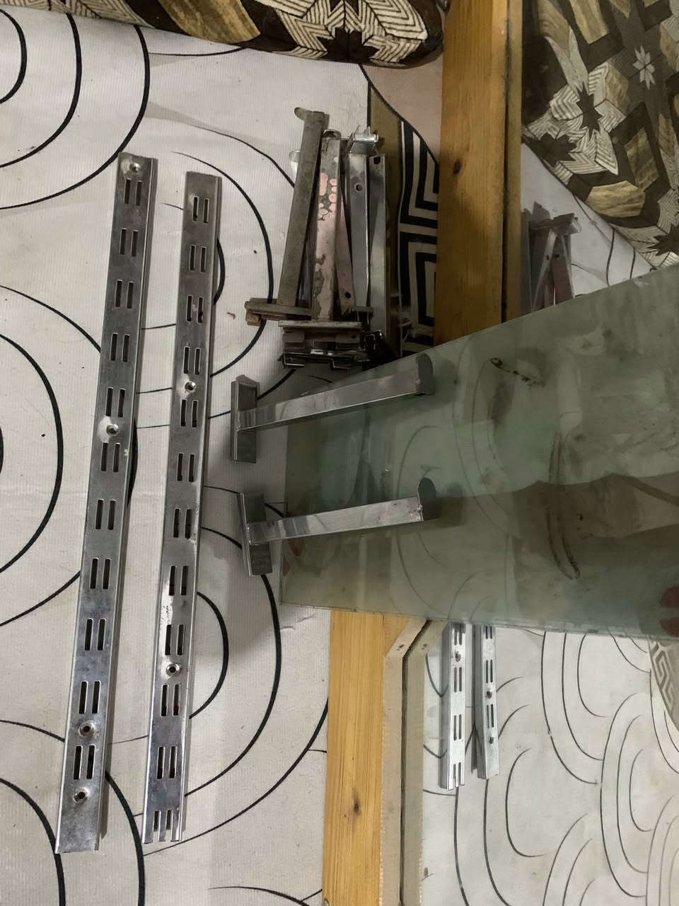 السلام عليكم  يوجد مرايات و رفوف محل حلاقه للبيع
عدد مرايات 3 قياس كبير 
و رفوف 4 صغار 
قياس المرايات 100%165
المرايات و الرفوف انظاف كلش و مرتبات 
الاتصال
 ***********
