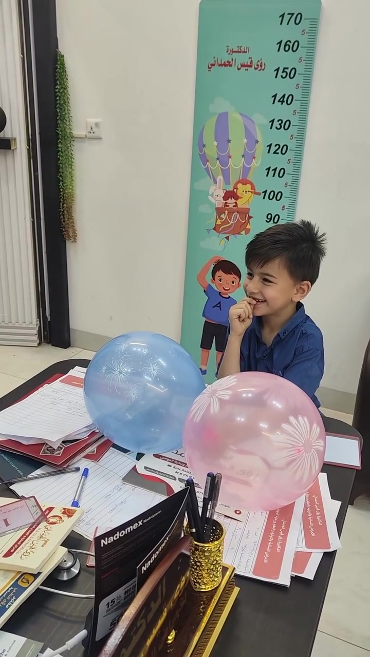 فرحة طفل اليوم كانت غير شكل 😄💙
أول ما عرف إن ماما حامل بـ "ولد" صار يضحك ويقفز من السعادة، ويكرر كلامه بكل براءة:
"إذا تجيبين بنت أذبها من شباك العمارة!" 😅
طبعًا ضحكنا كلنا على عفويته وكلامه الطفولي البريء، ووضحنا له إن البنات نعمة مثل الأولاد وأكثر 🌸
أجواء مليانة حب وضحك داخل العيادة، والطفولة تبقى أجمل شي بهالدنيا ❤️
📍 عيادة الدكتورة رؤى قيس الحمداني
#العنوان_موصل_حي_النور_سايدين_الاعرجي
#مجمع_الرؤى_الطبي
📞 للحجز والاستفسار:
‏‪0773 342 0733‬‏
‏‪0750 823 1944‬‏
🌷 مع تمنياتنا لكم بدوام الصحة والعافية 🌷
