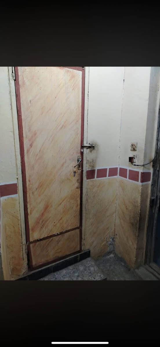 شقه طابق اول موفقيه قرب شارع بغداد تتكون غرفتين وصاله ومطبخ وحمام رايد اله تعديلات بسيطه وينكص من لاجار سعر250قفل لحد يجي ويكول طيحولي..***********
