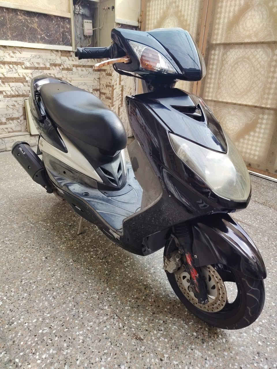 سلام عليكم دراجه سكنس فحل نوزل خطين مكينه مكفوله لاتنقيص ولاتبخير شلعه ومعدل شك الكاع دراجه نضيفه كلشي ماناقصهه شوكت متريد نكره سلف قبل يومين مسويلهه ادامه مبدل دهنهه وفلتر شوته وبلك كلهن جدد سعرهه750وبيهه مجال العنوان بغداد جكوك رقم ***********
