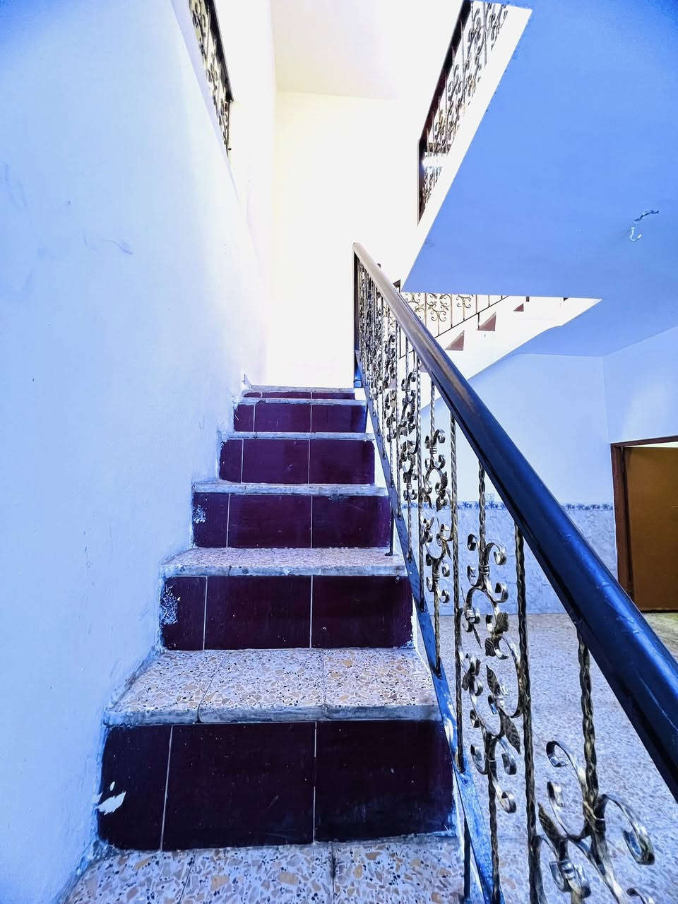 السلام عليكم دار للبيع مساحه ١٠٠متر قرب مجمع بنين  قريبه على شارع على عام نافذ كامل من كل النواحي بياض وسيراميك وشتايكر يتضمن استقبال وصاله مطبخ وصحيات الغرفه طوله خمسه في اربعه  الاستقبال سته في اربعه بيع سريع بسعر معقول الشراي يتصل ويدلل ملاحه البيت قرار ٢٥ موجود كل الخدمات خطين مي  استفسار*********** وبي واتساب وما متواجد على الفيس الشراي يتصل
