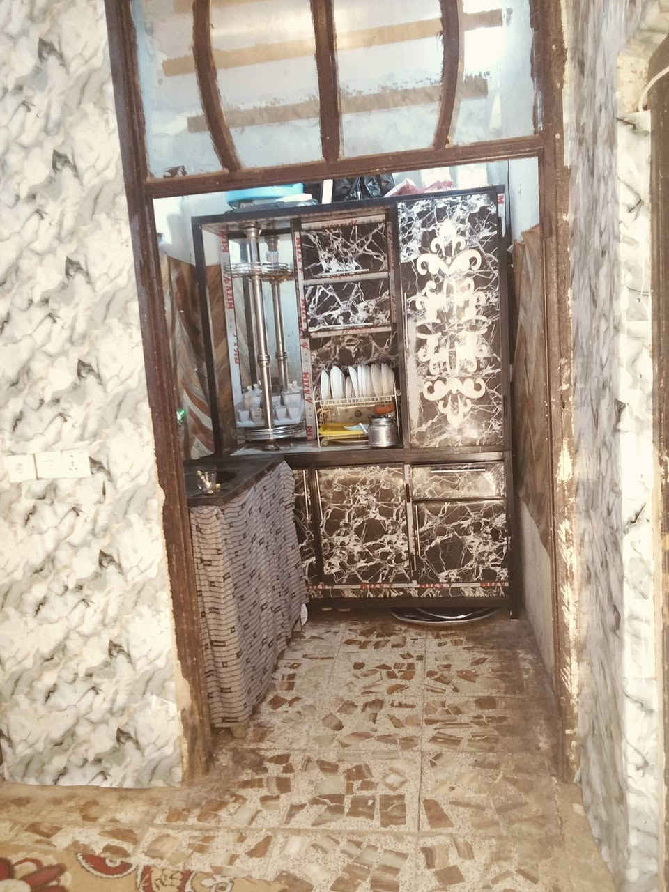 بيت للبيع في النهروان خلف مدرسه الامراء مساحة 100 متر ***********
