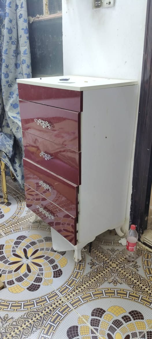 سلام عليكم غرفه نوم مستعمله قديمه 125 الف وبيه مجال
نجف حي جمعيه ***********
