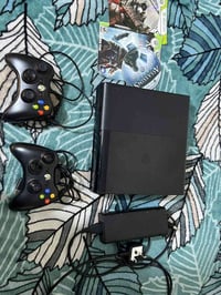 نسخة ال E اعلى نسخة بل Xbox 360 يجي مشابه لل one  كامل ملحقات  ثنين يد...