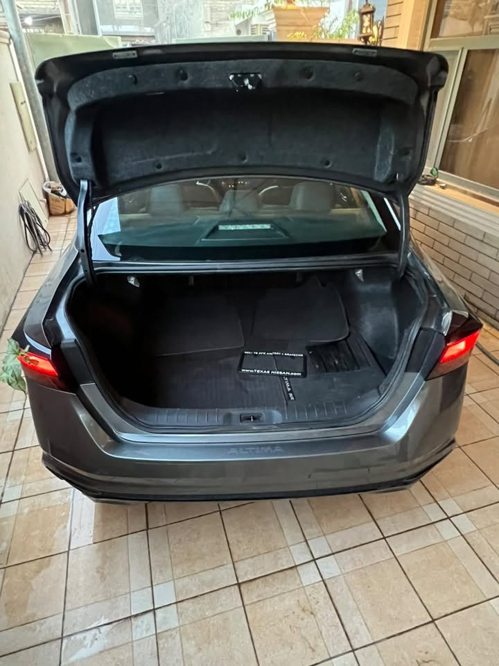 للبيع نيسان ألتيما 2024 SR Plus (فل كامل) 🚗

🔹 الموديل: 2024
🔹 الفئة: SR Plus (فل كامل)
🔹 اللون: رصاصي غامق
🔹 المحرك: 2.5 لتر
🔹 ناقل الحركة: Xtronic CVT
🔹 الممشى: 19 ألف مايل (قابل للزيادة)

المواصفات:
✅ فتحة سقف
✅ شاشة 12.3 إنج
✅ Apple CarPlay وAndroid Auto لاسلكي
✅ شاحن موبايل لاسلكي
✅ نظام صوتي مميز بـ 9 سماعات وصوت قوي ونقي
✅ كاميرا خلفية دوّارة
✅ حساسات أمامية وخلفية
✅ لايت أوتو (تشغيل أوتوماتيكي للمصابيح)
✅ دخول ذكي (Smart Key)
✅ تشغيل بصمة (Push Start)
✅ تشغيل المحرك عن بُعد (Remote Start)
✅ مثبت سرعة ذكي (رادار)
✅ المحافظة على المسار
✅ تحذير الخروج عن المسار مع اهتزاز المقود
✅ مراقبة النقطة العمياء
✅ فرملة طوارئ أمامية
✅ مقاعد جلد رياضية
✅ تدفئة المقاعد الأمامية
✅ كرسي السائق كهربائي
✅ كرسي الراكب كهربائي
✅ شفتات تبديل سرعات خلف المقود (Paddle Shifters)
✅ الدشبورد مطعّم بديكور كاربون فايبر أنيق
✅ جنوط رياضية 19 إنج
✅ إضاءة LED كاملة

🔹 حالة السيارة:

* بودي نظيف جدًا
* صفّاحة موس
* خالية من الشخوط والبارد
* حالة ممتازة وجاهزة للاستخدام

💰 السعر: 176 ورقة (بيه مجال بسيط للجادين)

رقم الشاصي (VIN):
1N4BL4CV6RN332707

📍 الموقع: بغداد - الدورة - جمعية خير الله

📞 رقم الهاتف: ***********

السيارة جاهزة للاستخدام، والفحص بأي مكان على حساب المشتري الجاد. صور الحادث الأمريكي متوفرة من خلال البحث برقم الشاصي، وكل شيء واضح وشفاف.
