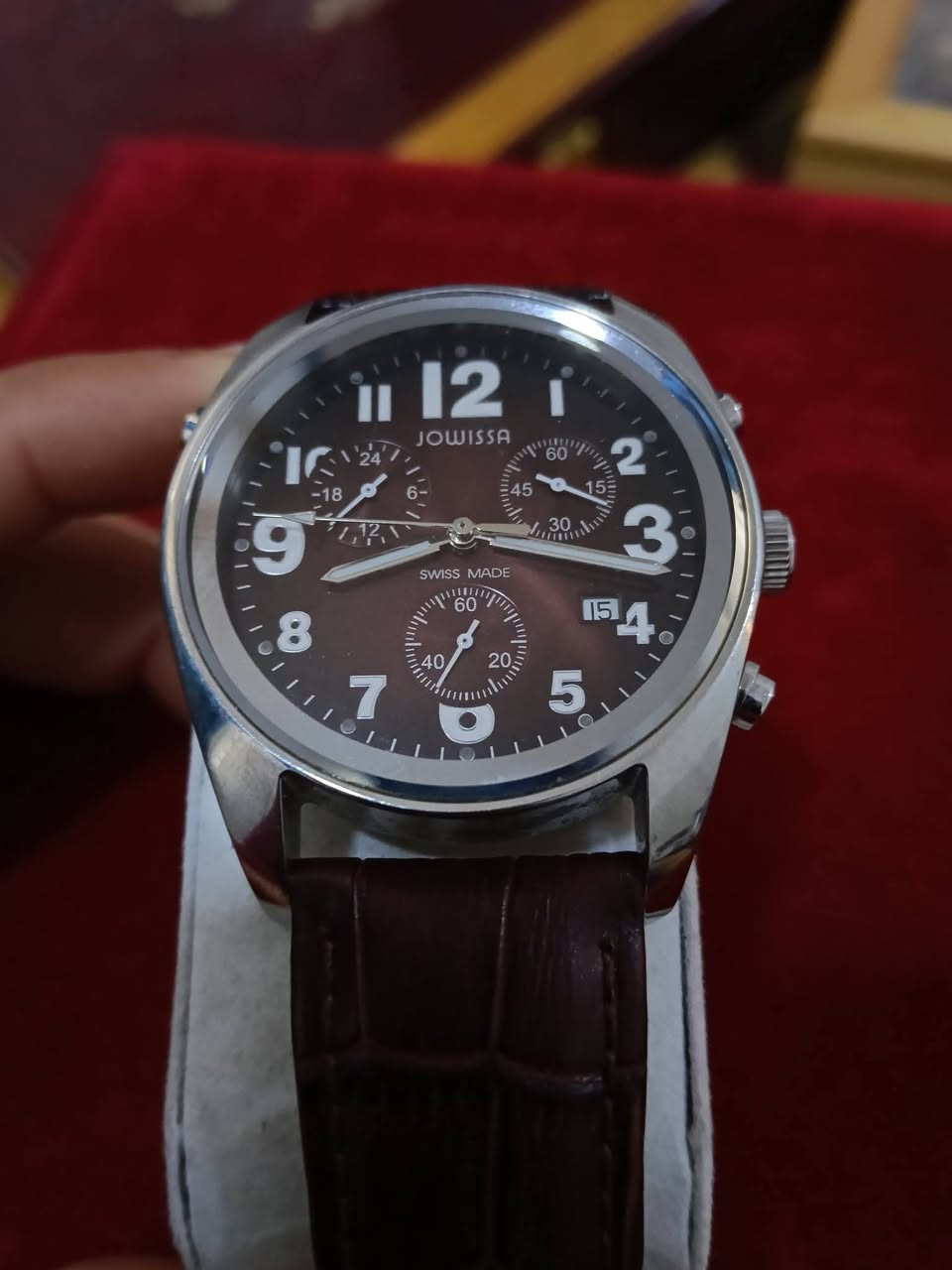 ساعة Jowissa Ginebra سويسرية فاخرة - أناقة وأداء سويسري
الوصف:
لعشاق الفخامة والجودة السويسرية، معروض للبيع ساعة Jowissa الأصلية من مجموعة Ginebra Sport. ساعة تجمع بين التصميم الكلاسيكي واللمسة الرياضية، مثالية للمناسبات الرسمية والاستخدام اليومي الراقي.
أهم المواصفات:
الصناعة: سويسرية بالكامل (Swiss Made) 🇨🇭.
الموديل: J7.005.L (Ginebra Chronograph).
المحرك: حركة كوارتز سويسرية (Swiss ETA) دقيقة جداً.
الزجاج: ياقوت  (Sapphire Crystal) مقاوم للخدش تماماً.
الهيكل: فولاذ مقاوم للصدأ (Stainless Steel) عالي الجودة.
الوظائف: كرونوغراف (توقيت)، عرض التاريخ، ونظام وقت 24 ساعة.
الحزام: جلد طبيعي فاخر باللون البني بنقشة التمساح
السعر خاص


**إذا كنت صاحب هذا الإعلان وتريد حذفه لأي سبب، رجاءا أرسل رسالة إلى الدعم الفني**