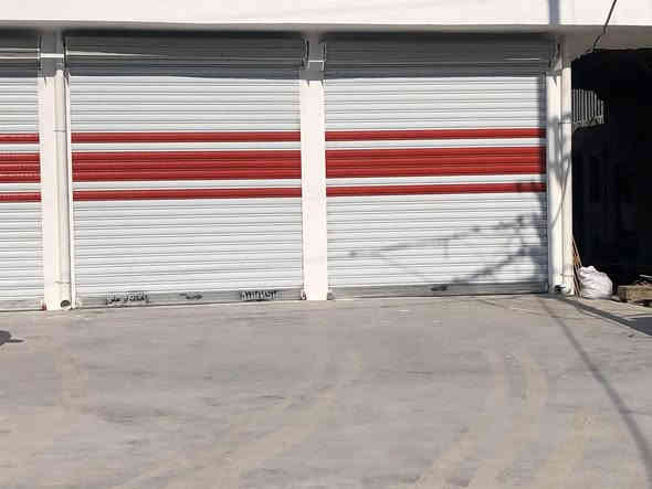 محلين للايجار خلف شارع البستان في الكماليه نزال المحل ٧ والعرض ٣ وترك امام المحل ٧ 
للتواصل على الرقم : ***********
