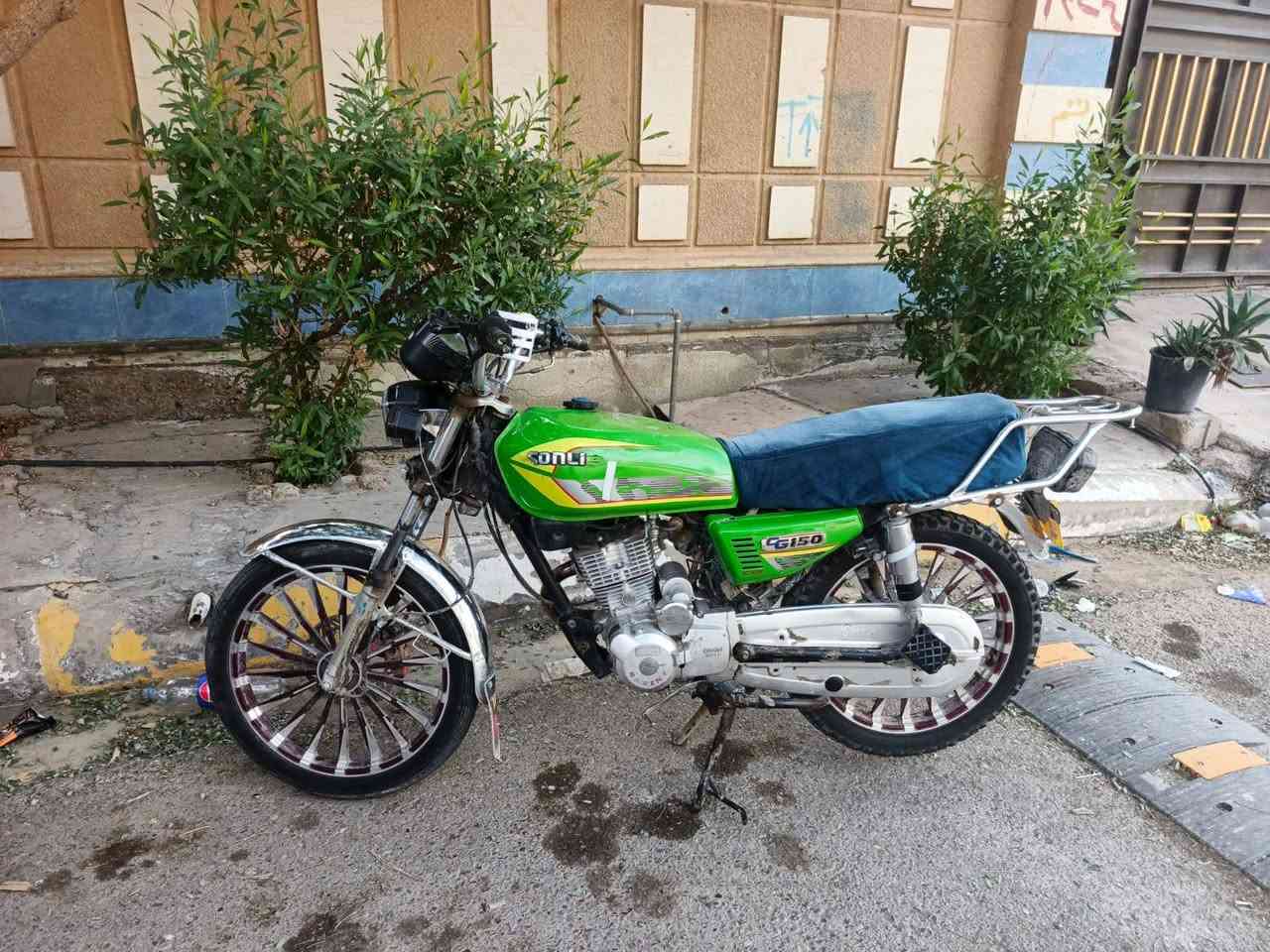 دراجة للبيع ايراني منفيس بدون كلشي
موديل 21 محدثه 25 مكانها فلوجه 
سعرها 600وبيه مجال تجي تفحص وشوف
كدام عينك رقمي ***********
