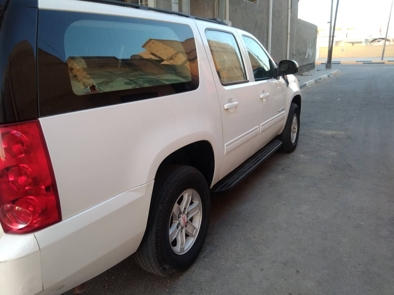 سلام عليكم ورحمه الله وبركاته يوكن جمسي موديل ٢٠١١ بغداد رقم الجديد انكليزي خطها بصرة ..حلة السيارة باسمي كفالة عامه  مكان السيارة بصرة السعر ٢١٠ للعلم السيارة استخدام شخصي ماخذها لان ماشتغل بيها  للاستفسار الاتصال *********** اخوان مكينه وكير وتبريد خير من الله محركها ٥٣٠٠وكير٧٠٠ تخم تاير حداديه
