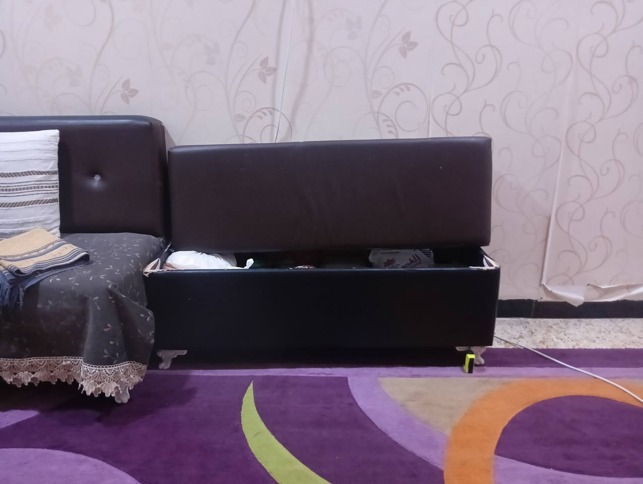 السلام عليكم تخم حطاطة مع مخازن عدد 3 يرهم لصالونات حلاقة ويرهم بيت هم الشغل تفصال 
مع زاوية 
 السعر 350  لل استفسار اتصال ***********
