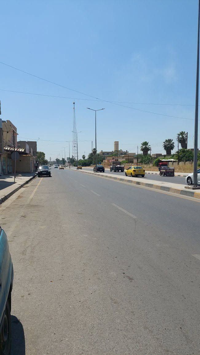 *** عرض عقار مميز ***
*البيت ملك طابو صرف تحويل مباشر باسم المشتري في الموصل
1- المساحة 86 متر مربع سند واقع حال 102 مترمربع
2-  واجهة البيت 8.5 متر× 12متر نزال
3- بناء حديث 2023 طابق ونصف
4- يحتوي البيت 
* رصيف عرض 2 متر مغلف كاشي درجة اولى
* طرمة امامي عرض 1 متر على طول الواجهة 
* استقبال  ، * مطبخ ، * هول داخلي مع درج، 
* 2 غرفتين نوم 4×4.5،  * حمام منفصل كبير ،
 * تواليت ومنور منفصل، * غرفة بيتونة كبيرة وسطحين وسطح الامامي حديقة صناعية
*مجهز البيت بكهرباء منفصل خط وطني لنقاط البيت اضافية
* مجهز بمبردة كبيرة ٤٠٠٠ مركزي وكافة المراوح وساحبات ٣ صاروخية مع البيت لتوزيع الهواء
* سخان ماء كبير ٣٠٠ لتر ، *خزان ماء ١٠٠٠لتر ، 
*  مخزن تحت الدرج للمواد الغذائية
#مميزات موقع البيت :-
كافة الخدمات  متوفر  ماء ، مجاري ، شارع تبليط 15متر مع رصيف عريض ، كهرباء ،  مولد، منظومة كامرات
# قرب شارع عام الرئيسي التجاري  ٢٥ متر فقط
* قرب محطة قطار الموصل بغداد ٣٥٠ متر
* قرب كراج موصل بغداد الكبير ٣٥٠ متر
* قرب مركز صحي ومجموعة مدارس ٢٦٠ متر
* قرب دائرة جوازات ودائرة الموحدة ٢٤٠ متر
* قرب دائرة المعلومات (بطاقة السكن)٤٢٠ متر
* قرب السوق والمطاعم والمقاهي ٦٠٠ متر
* مفيد لكافة موظفين الدوائر الحكومية لقربه منها
# سعر المتر 850 الف قفل واقع حال تواصل واتس *********** فقط للجاد بالشراء
