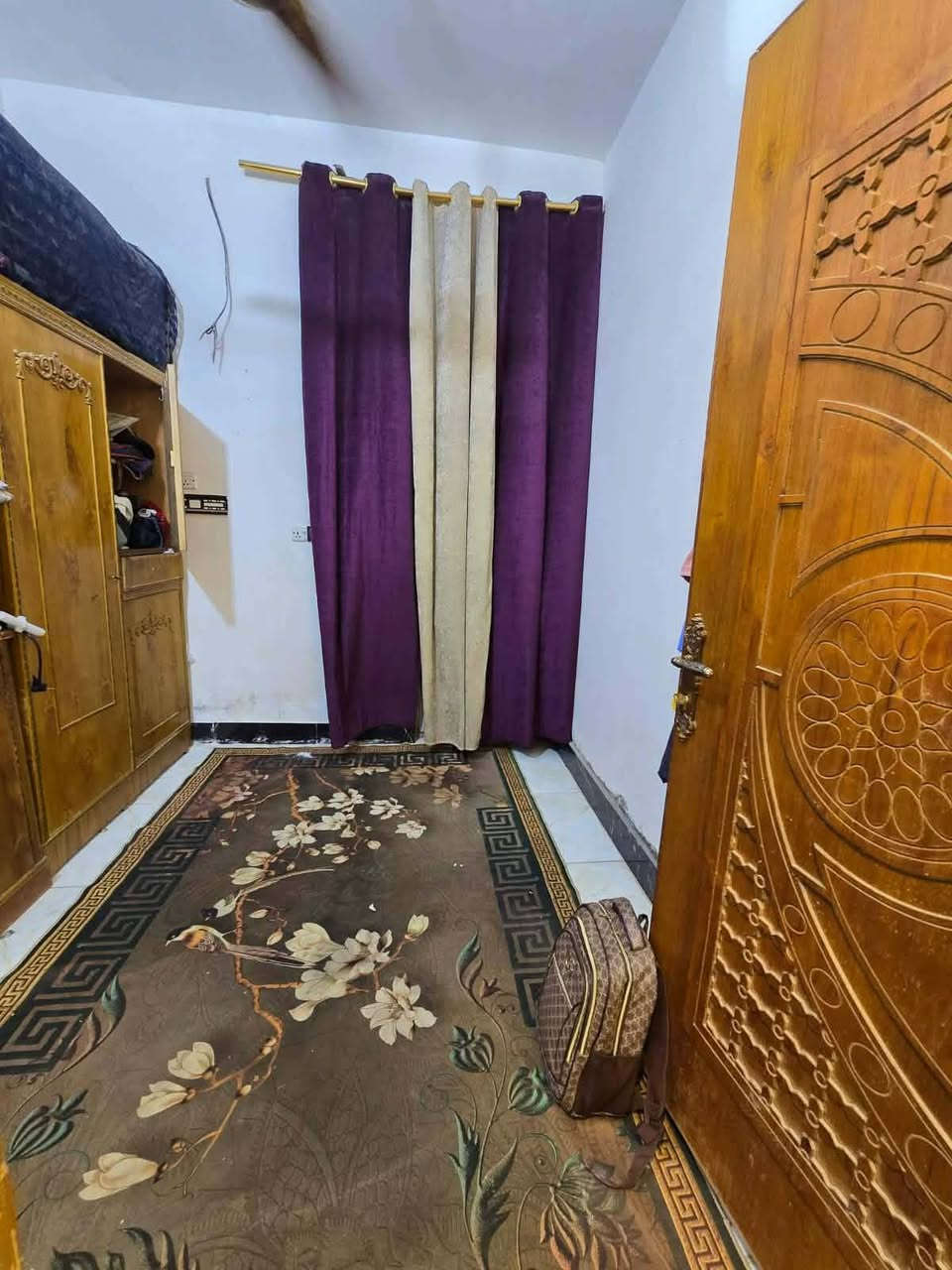 بيت للبيع مساحة 100 متر يحتوي ع غرفتين نوم صاله ستقبال مطبخ صحيات شبانات قرب الحولي يبعد عن الحولي 200 متر السعر 49 وبي مجال قليل الاتصال ***********
