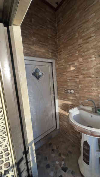 شقة للايجار في حي السماح الاولى على الشارع العام

مساحة ١٠٠ متر مربع طابق ثاني

تحتوي على غرفتين وهول ومطبخ وصحيات

بدل الايجار ٢٥٠ الف

مكتب صفوان السنجاري 
***********
***********
