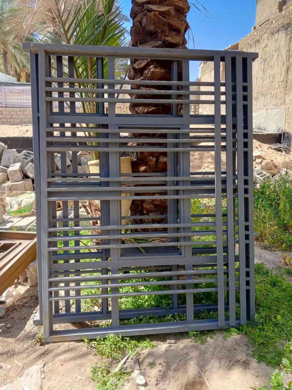 السلام عليكم
حدادية تسكام جديد 
باب طلاكة وربع ارتفاع 270 سنتم
وعرض 130 سنتم
شباك عدد 2 عرض متر و نص بارتفاع 2متر 
للبيع الاستفسار خاص او على الواتساب ***********
