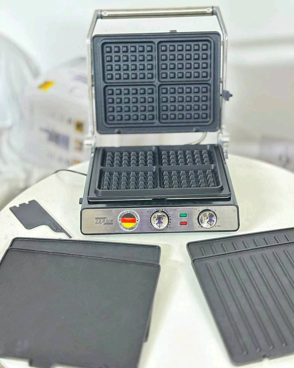 وفرنالكم كابسة فد شي مميز ومختلف 
كابسة صاج+وافل وحلويات +سياح 
اكبر حجم كابسة الحجم العملاق دبل هيترات 🔥🔥 
شركة Zef line الالمانية الغنية عن التعريف 🇩🇪 💯 

لأول مره اكبر حجم كابسة بالاسواق 💥
كابسة صاج + صانعة وافل وحلويات 
 🧇🧇 بقوالب منفصلة سهلة التنظيف 
💎 طلاء كرانيت زيتي غير قابل للالتصاق – لتحصل على تجربة طهي مثالية وسهلة التنظيف!
💡 تصميم 180 درجة – استخدمها كمنقلة كهربائية لتحضير أشهى الأطباق!
🔥 دبل جوك للتحكم بالحرارة والوقت 🕒 
🥩 متعددة الاستخدامات – مثالية لشوي الدجاج، الستيك، البرجر، الهوت دوغ، والمزيد.
✨ هيكل خارجي من الستانلس ستيل – متانة وأناقة مع مجرى تفريغ الدهون للحفاظ على نظافة مطبخك.
⏳ ضمان لمدة سنة – لأنك تستحق الجودة التي تدوم.

🎉 اطلبها الآن وتمتع بتجربة طهي فريدة ومثالية في منزلك