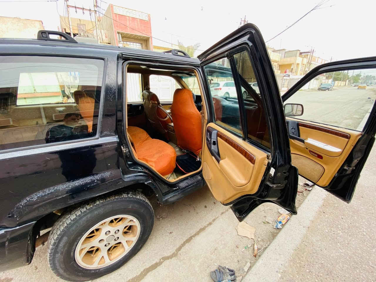 شيروكي ٩٦ لمتد محرك بلاد بالجيس برغي مامفتوحة بي باتري جديد صدر نضيف تخم تاير جديد ترايك وين ميعجبك تدفئة والتبريد فقط صوندة تنفس بس بور ستيرن اشوية بي نظوح سيارة مال جناي بدون ضربة وصبغ بس الباب الخلفي بي طخة صغيرة ومبدل بجديد والقديم موجود مشروع وطني سنوية ل٢٧ تحويل مباشر السعر قفل ٣٩ هاتف ***********
