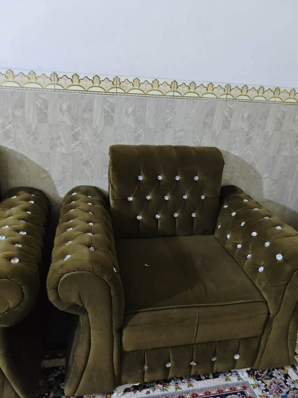 يوجد لدينا تخم عشرة مقعد سعره بلاش بيع مستعجل 200الف حي العامل ***********
