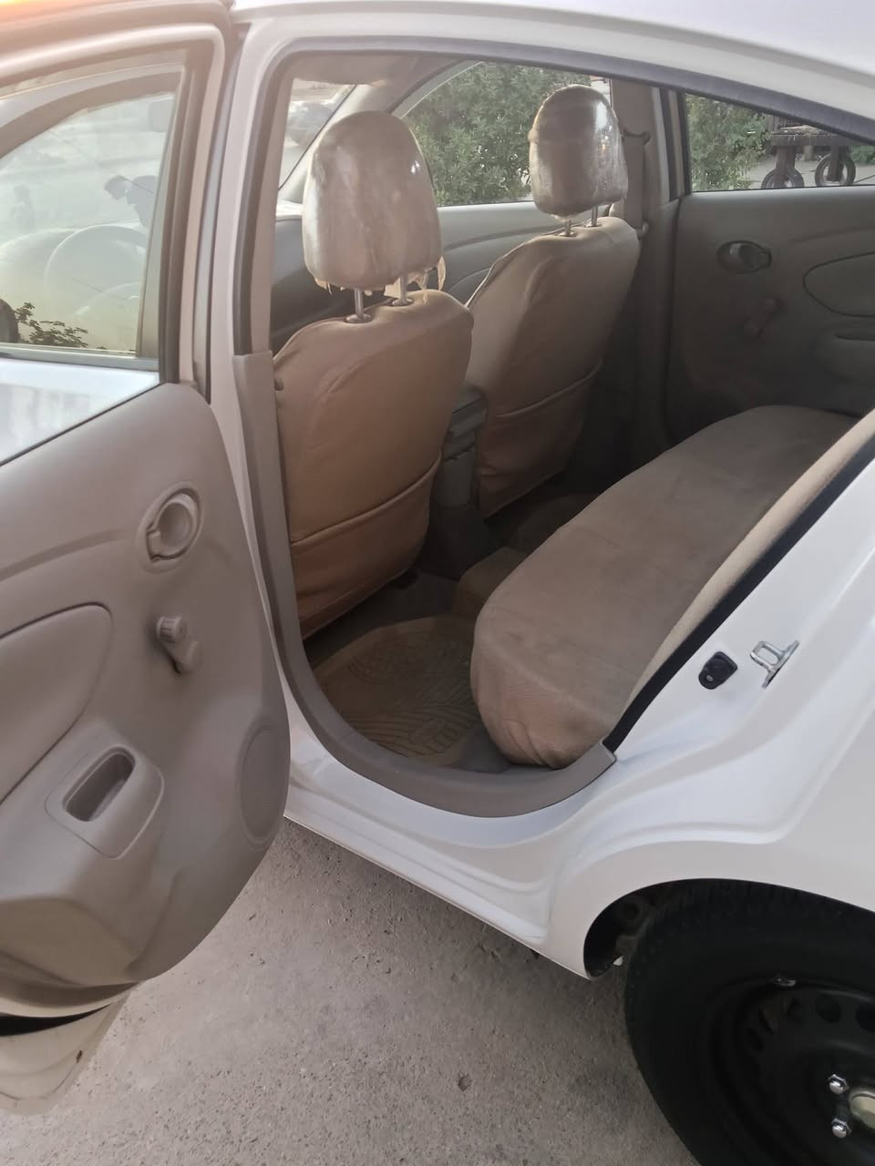 سلام عليكم
سياره ماشيه 36 
موديل 24 سياره خير من الله بيه ضربه خفيفه بجنطه مامبينه ومسحوبه بارد 
نوع نيسان سني 
السعر #115 ورقه 
وبيه مجال سياره مال جناي.
***********
