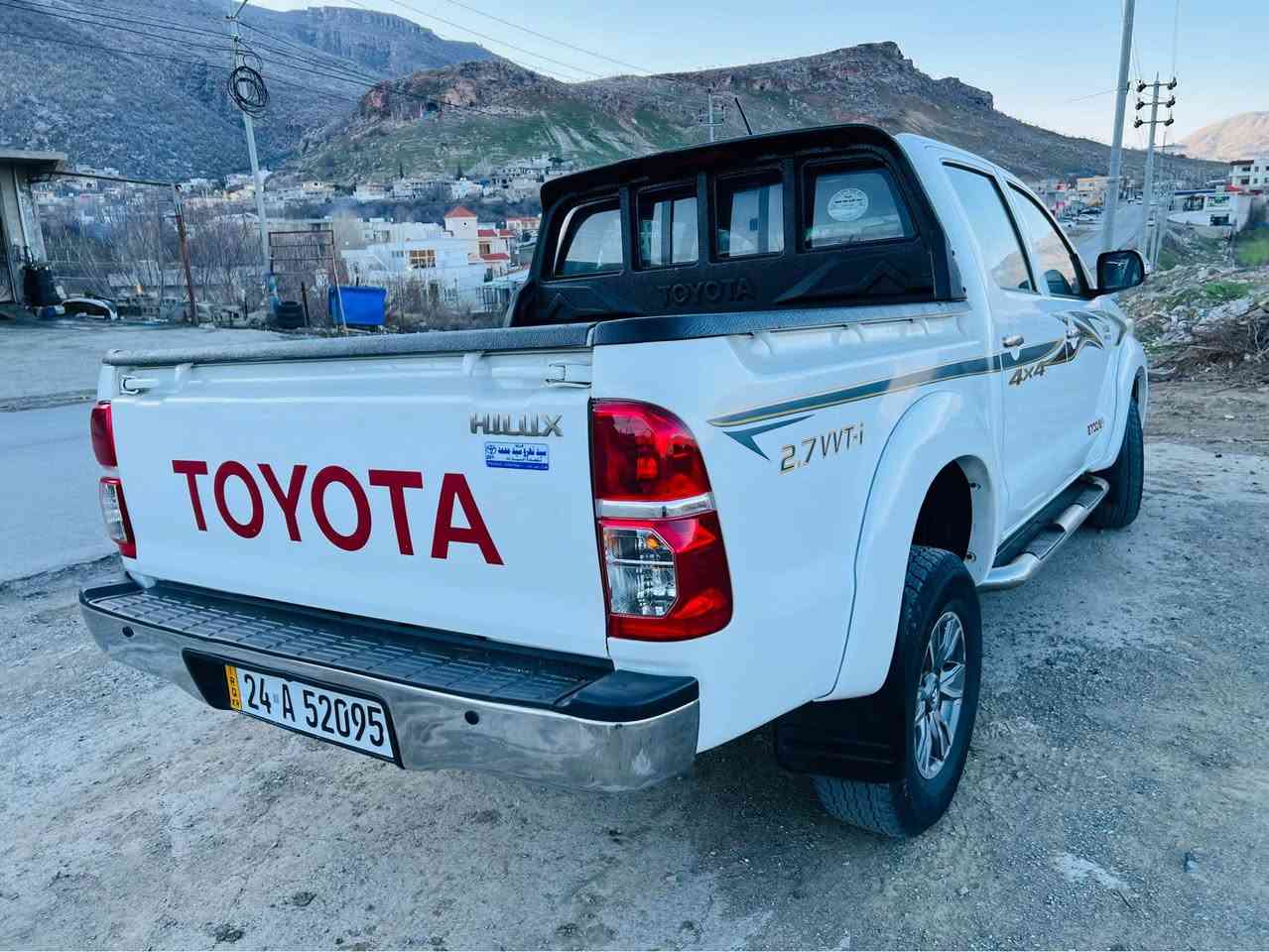 Toyota Hilux مه رزيه 2013 گيرتوماتيك بي بوياغ و ده عم و ته زره و گير و مه كينه ي به شه رت نه كرايته وه ره قه م و سه نه وي نوئ تحويل و غرامه به شه رت ..چوار تايه  ويل كرؤم لؤكي له ژيردايه ..سعر 235مجال ژماره موبايل *********** ..سؤران سوران, أربيل
